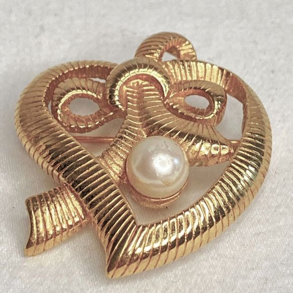 Heart Brooch Gold Tone Ribbon Design With Single Pearlescent Bead - Picture 3 of 7